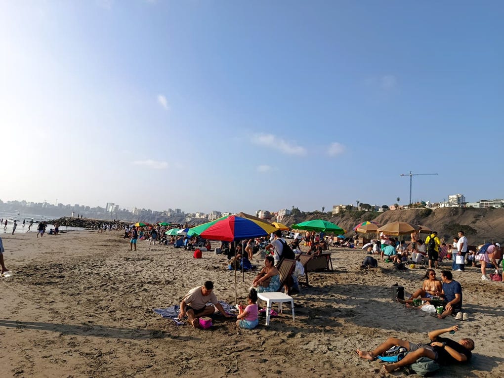 Invierno con sabor a verano. Un equipo de RPP recorrió este sábado el popular balneario chorrillano, hasta donde han llegado cientos de personas aprovechando las altas temperaturas en la capital.