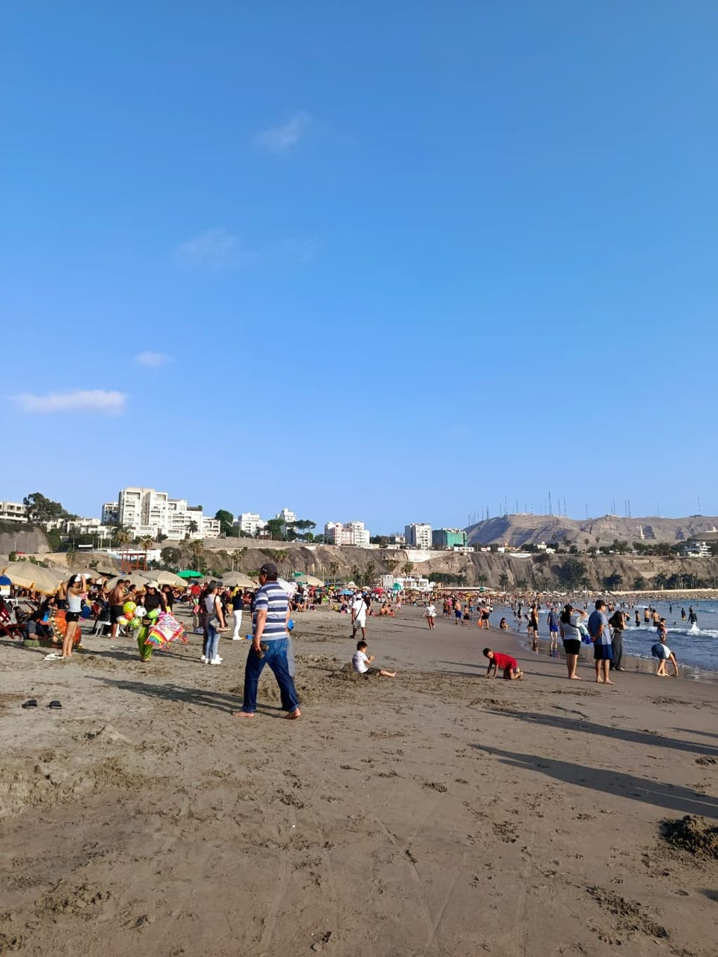 Normalmente, en agosto, la playa Agua Dulce luce vacía, ya que el frío aleja a los bañistas. Sin embargo, este año, el Fenómeno El Niño Costero ha alterado notoriamente el clima en la capital.