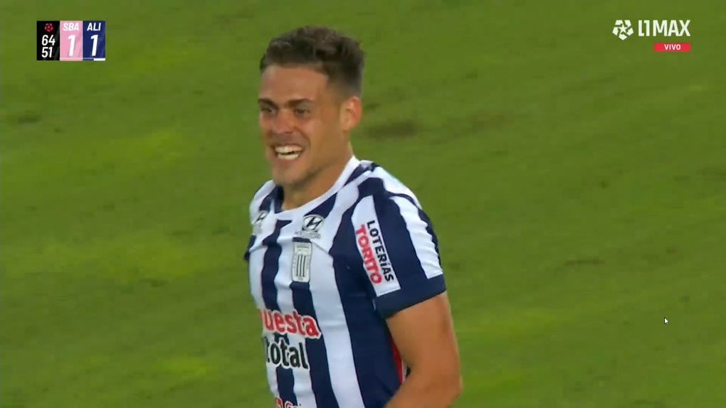Federico Girotti celebra tras anotar su tercer gol con Alianza Lima.