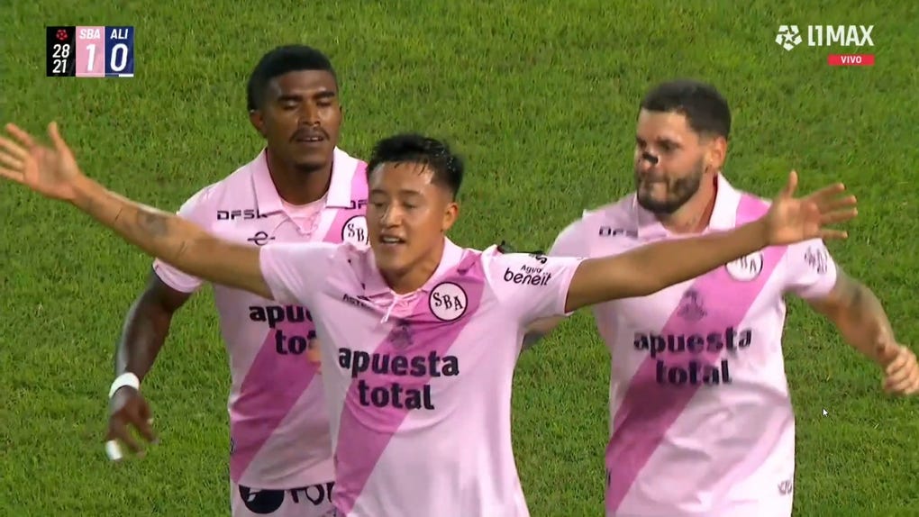 Jostin Alarcón celebra con sus compañeros en Sport Boys.