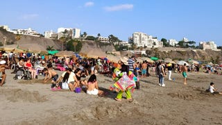 Invierno con sabor a verano: playa Agua Dulce luce llena de bañistas debido a ola de calor en Lima [GALERÍA]