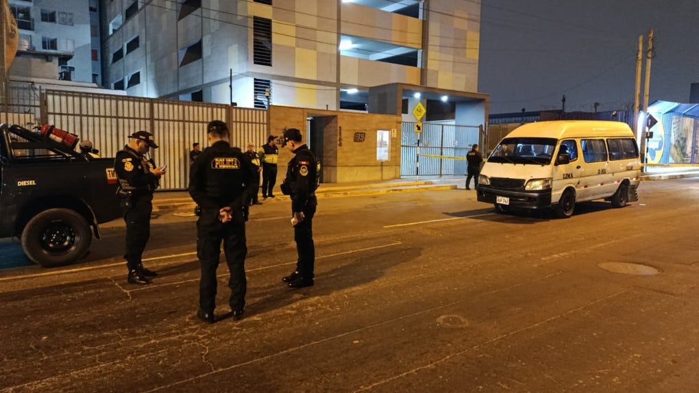 Hasta el lugar llegaron policías de la comisaría de Monserrat y peritos de Criminalística, a fin de iniciar con las diligencias correspondientes.