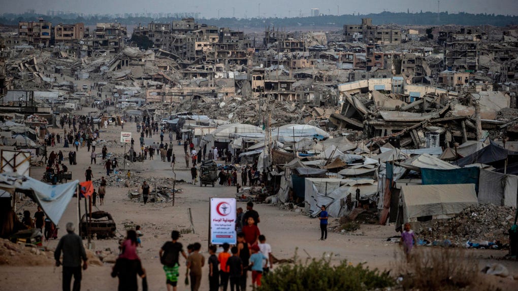 Palestinos caminan entre casas destruidas en Jabaliya, ciudad de Gaza.
