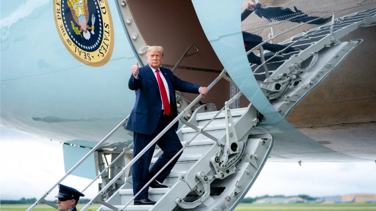Evidencia de Trump se ocultó en un carro de catering para cambiar de avión en Turquía ante una amenaza creíble de Irán, según medios de EE.UU.