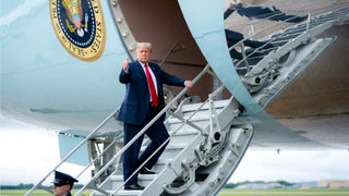 Trump se ocultó en un carro de catering para cambiar de avión en Turquía ante una amenaza creíble de Irán, según medios de EE.UU.