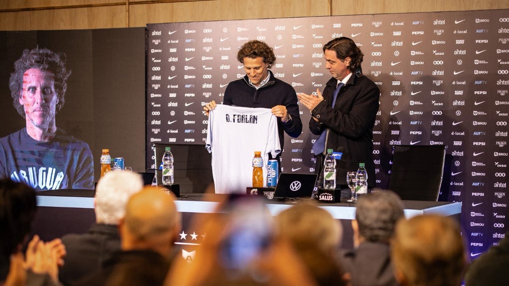 Diego Forlán fue presentado como entrenador interino de Uruguay