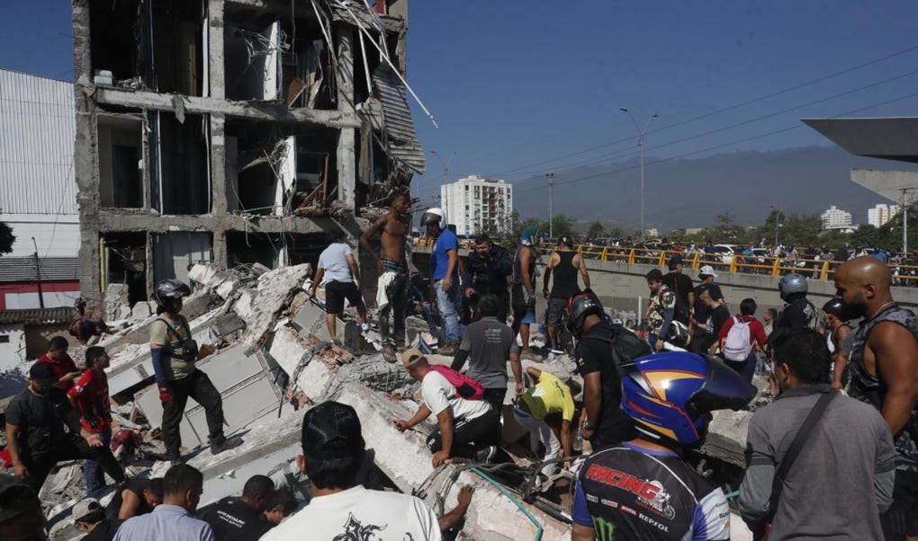 Las autoridades colombianas reportan daños significativos, incluyendo 1.575 viviendas dañadas y 61 edificios colapsados. Las autoridades colombianas reportan daños significativos, incluyendo 1.575 viviendas dañadas y 61 edificios colapsados.