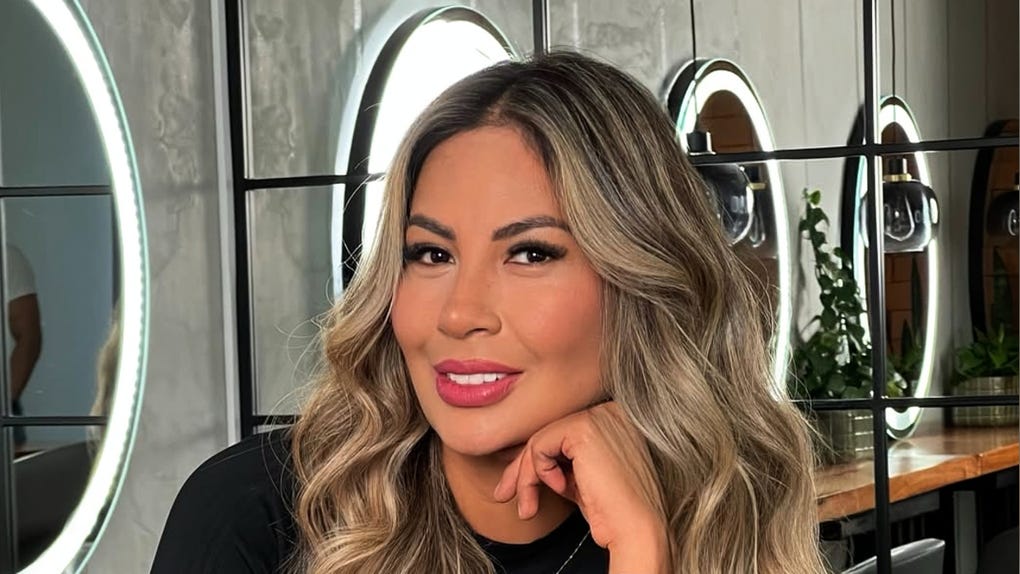 Pamela López es vista dentro de un auto junto con un empresario musical, reveló Amor y fuego.