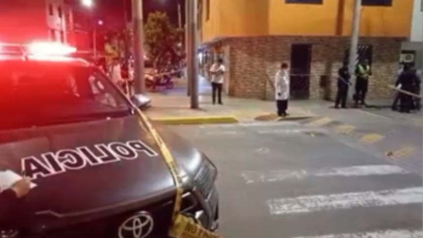 Hasta el lugar llegaron agentes de la Policía Nacional del Perú (PNP) y peritos de criminalística para realizar las primeras indagaciones.
