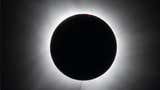 ¿A qué hora empieza el eclipse solar total del 12 de agosto? Horarios y cómo verlo online desde Perú