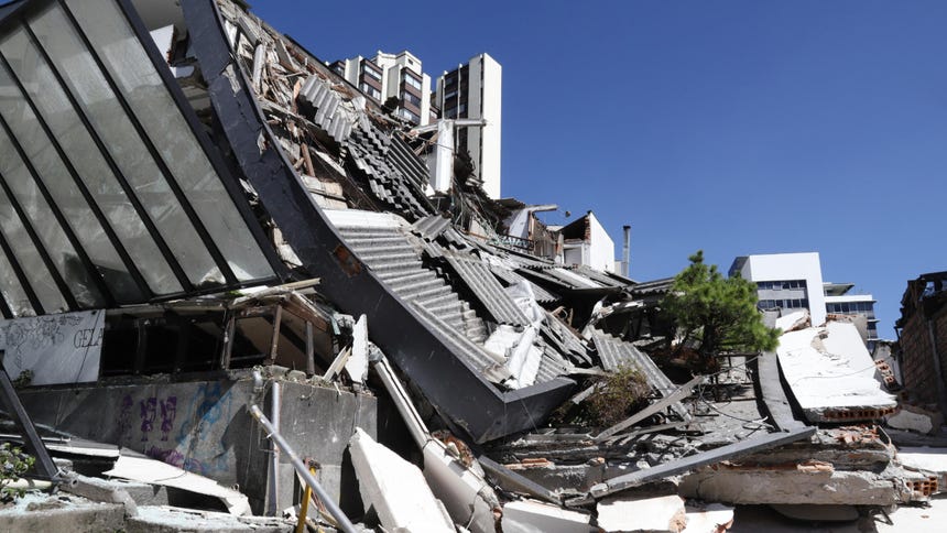 Fotografía que muestra una edificación destruida por un terremoto de magnitud 7,4 el último lunes, en Manizales (Colombia)