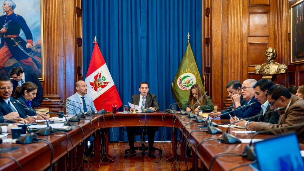 La sesión, que se realizó en la sala Bolognesi del Palacio Legislativo, fue conducida por el presidente del Senado, Miguel Ángel Torres Morales.