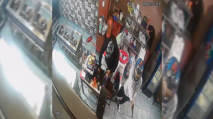 Las cámaras de seguridad captaron el violento asalto y el ataque al restaurantero.