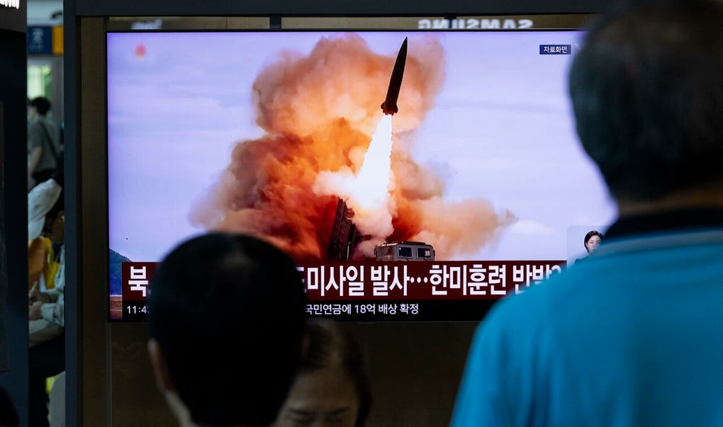 Corea del Norte lanzó este miércoles un misil balístico hacia el mar de Japón.