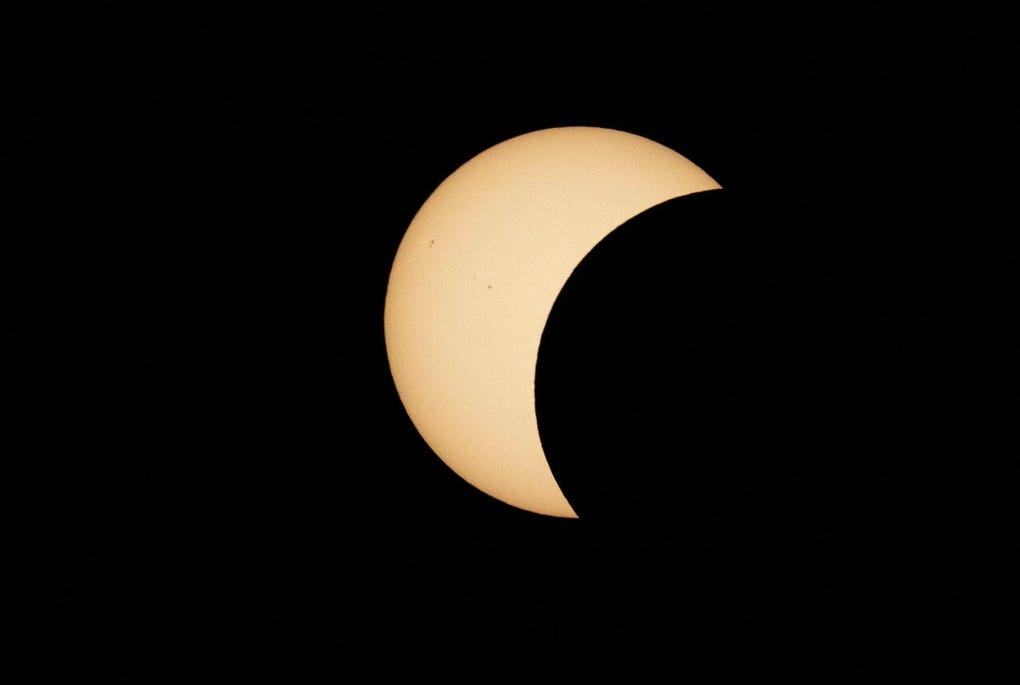 La creatividad estuvo presente entre quienes decidieron vivir el eclipse de una manera diferente.