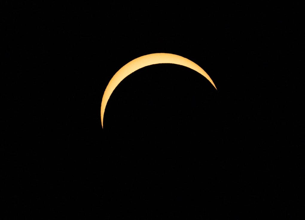 Una curiosa forma de prepararse para vivir el fenómeno que atrajo las miradas hacia el cielo.