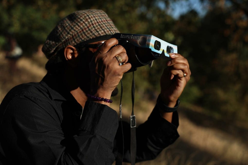 Con lentes especiales, los asistentes siguieron cada etapa del eclipse sin perder detalle.