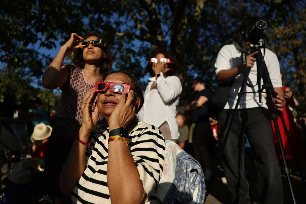 Algunos espectadores eligieron llamativas indumentarias para disfrutar de una jornada marcada por el eclipse.