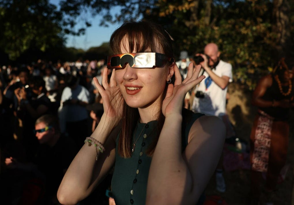 Familias y grupos de amigos se reunieron para compartir la experiencia de observar el eclipse.