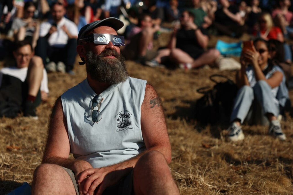 La expectativa se apoderó de los espectadores que llegaron preparados para observar el eclipse solar.