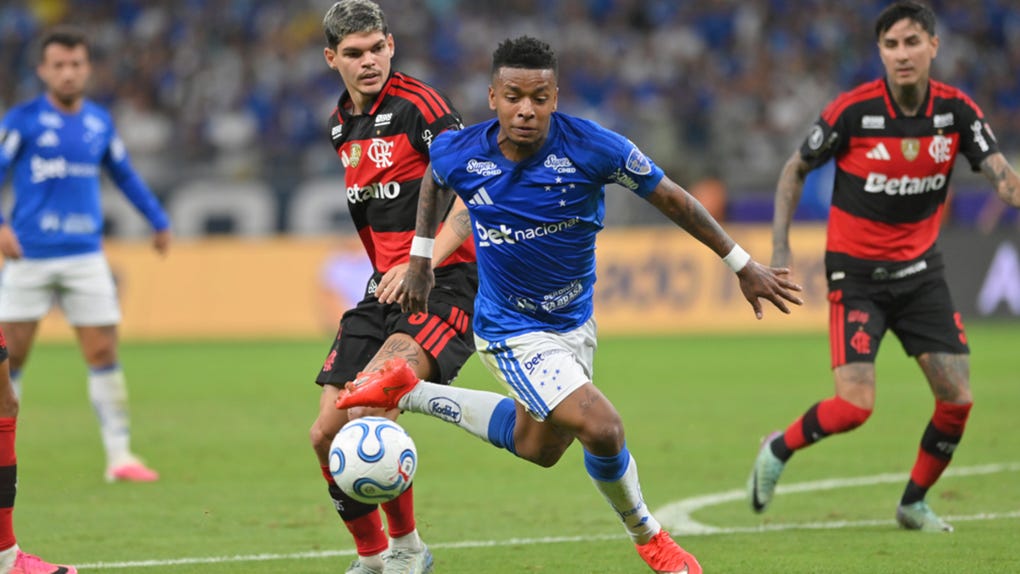 Keny Arroyo de Cruzeiro controla el balón, en un partido de octavos de final de la Copa Libertadores entre Cruzeiro y Flamengo.