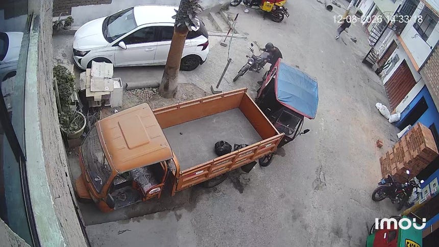 Video que muestra a los presuntos delincuentes dejar la moto y huir corriendo tras el ataque. 