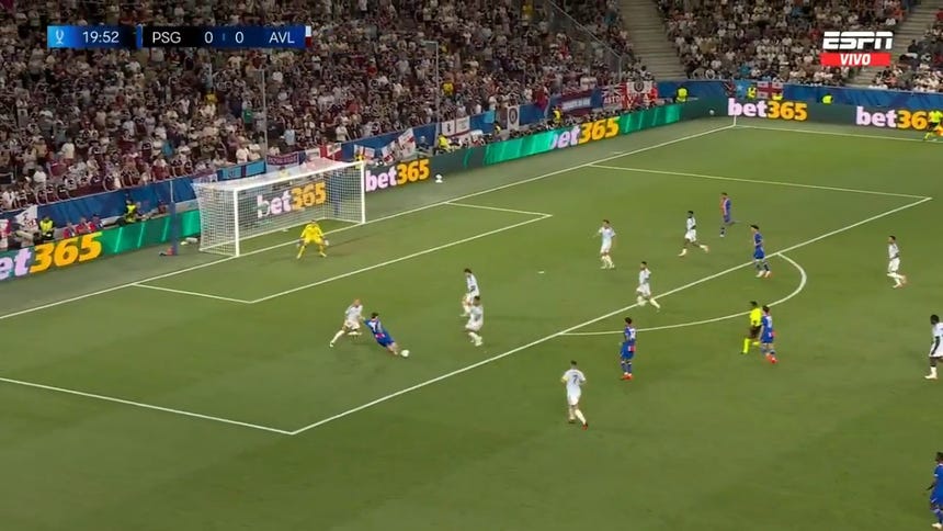 Khvicha Kvaratskhelia abrió el marcador con un golazo.
