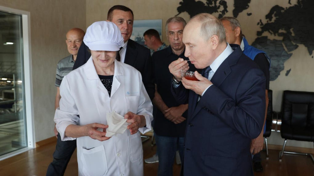 El viaje del jefe del Kremlin tiene lugar en el marco de su asistencia a las maniobras de la Armada rusa en aguas del Pacífico, donde aprovechó para denunciar la creciente presencia de la OTAN en la región.