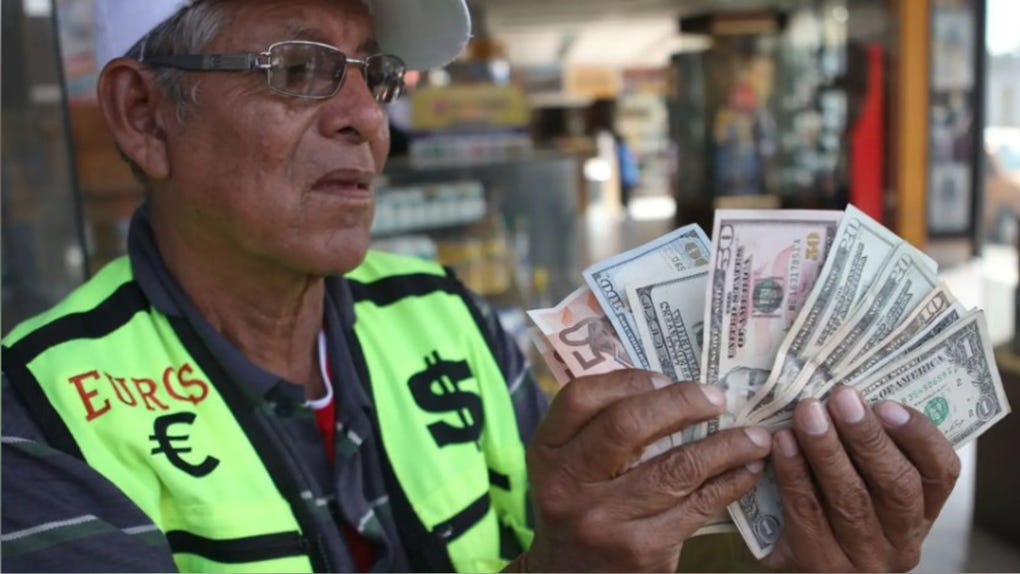Dólar vuelve a niveles de febrero, antes de la guerra en Medio Oriente: ¿por qué baja y qué se espera para los próximos meses?