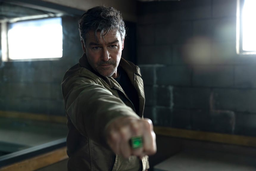 Kyle Chandler interpreta a Hal Jordan, el veterano Linterna Verde que entrena al nuevo recluta John Stewart.