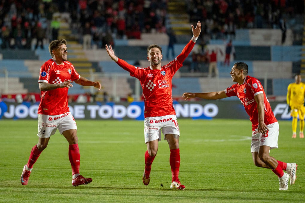 <a data-mce-href=https://rpp.pe/futbol/copa-sudamericana/ver-gol-marcos-martinich-en-cienciano-vs-botafogo-video-4-0-desde-fuera-del-area-partidos-de-hoy-noticia-1701457 href=https://rpp.pe/futbol/copa-sudamericana/ver-gol-marcos-martinich-en-cienciano-vs-botafogo-video-4-0-desde-fuera-del-area-partidos-de-hoy-noticia-1701457 target=_blank rel=noopener>Marcos! Martinich anotó el 4-0 de Cienciano</a> con un soberbio disparo desde fuera del área.