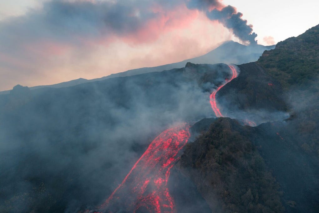 La actividad eruptiva del volcán Etna, en la isla italiana de Sicilia obligó a prolongar la suspensión total de los vuelos en el aeropuerto Vincenzo Bellini de Catania, afectando a miles de pasajeros en plena temporada turística.