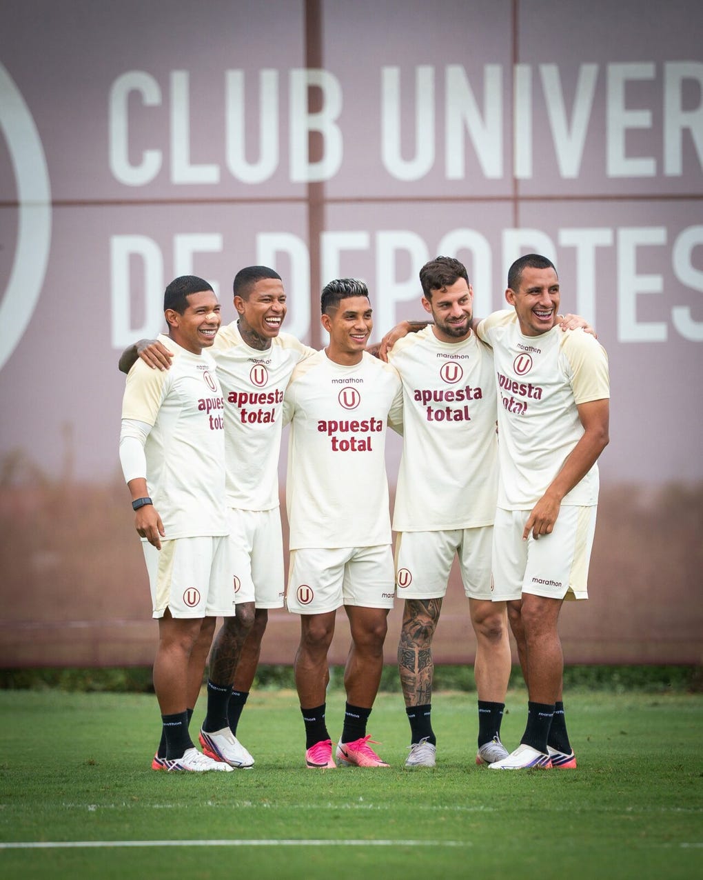Jorge Gutiérrez junto a sus compañeros de equipo en los entrenamientos de Universitario.