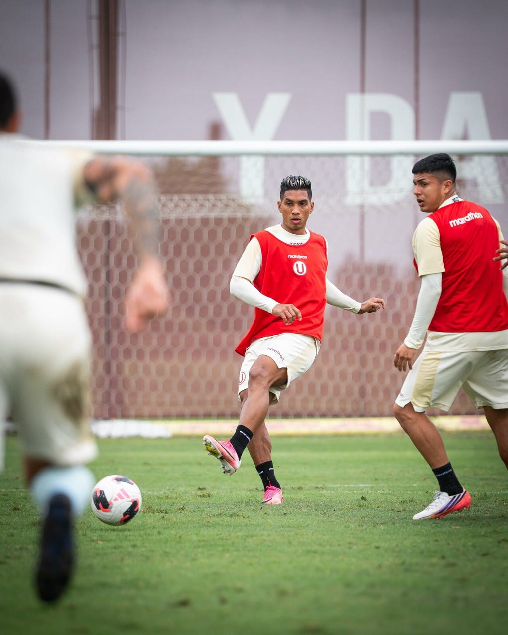 Jorge Gutiérrez entrenando con el primer equipo. Muy cerca de él se encuentra Jairo Concha.