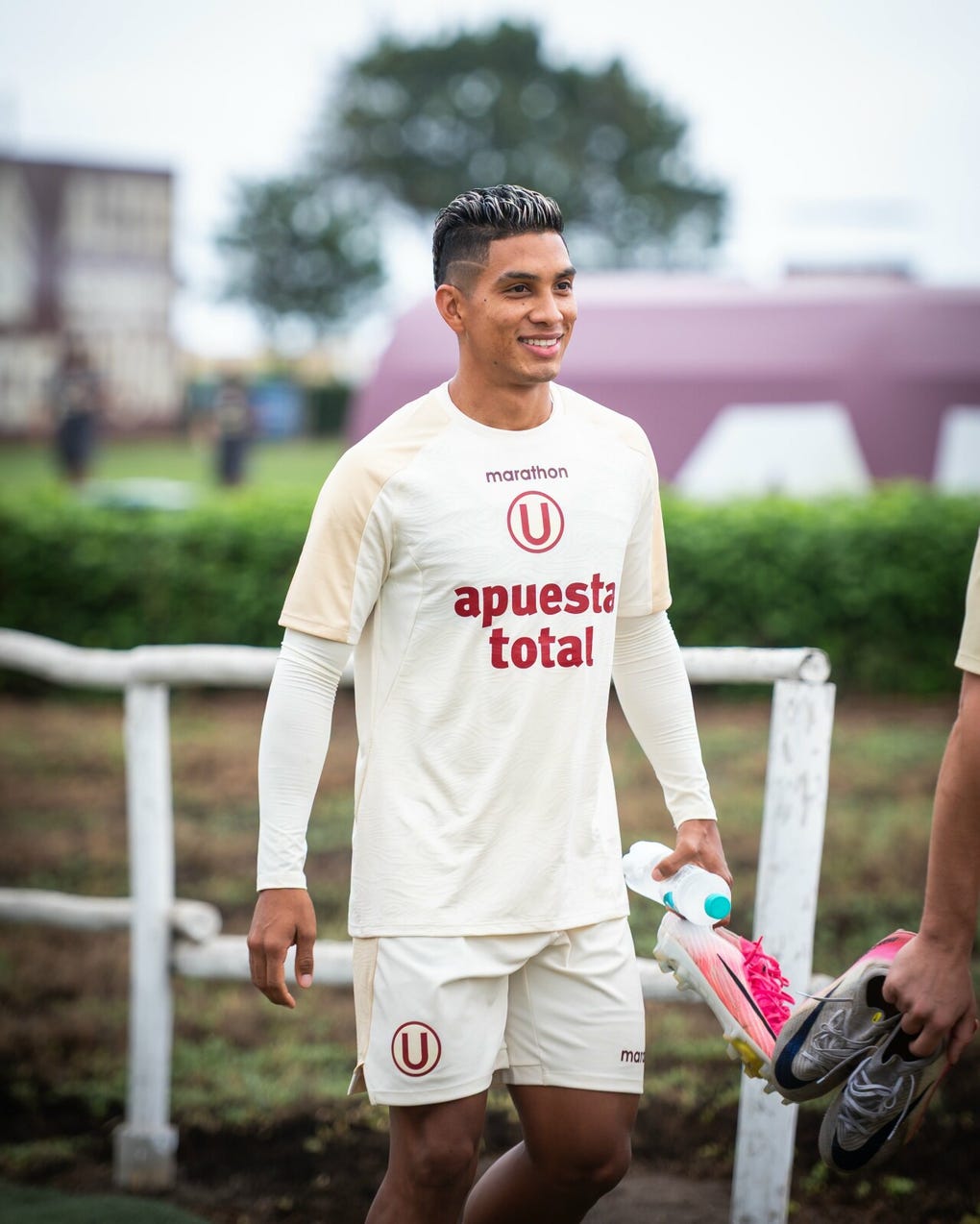 Jorge Gutiérrez uniéndose al grupo para empezar los entrenamientos con la U.