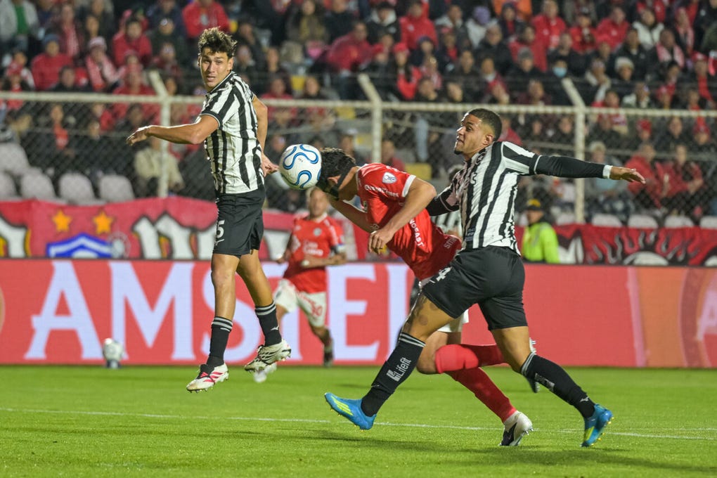 Quien destacó durante el encuentro fue <a data-mce-href=https://rpp.pe/futbol/copa-sudamericana/ver-gol-cienciano-vs-botafogo-matias-succar-anoto-de-un-tremendo-cabezazo-copa-sudamericana-noticia-1701453 href=https://rpp.pe/futbol/copa-sudamericana/ver-gol-cienciano-vs-botafogo-matias-succar-anoto-de-un-tremendo-cabezazo-copa-sudamericana-noticia-1701453 target=_blank rel=noopener>Matías Succar</a>, autor de un ‘hat trick’ a los 18’, 30’ y 78’.