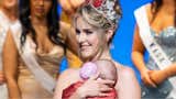 Jamie VandenBerg, Miss Universo Canadá 2025, hace historia al entregar la corona con su bebé en brazos