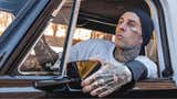 Travis Barker, de Blink-182, confiesa que sintió que vivía en 'Destino final' tras sobrevivir a un accidente aéreo