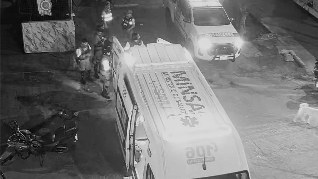 Momento del traslado del joven herido a un hospital cercano. 