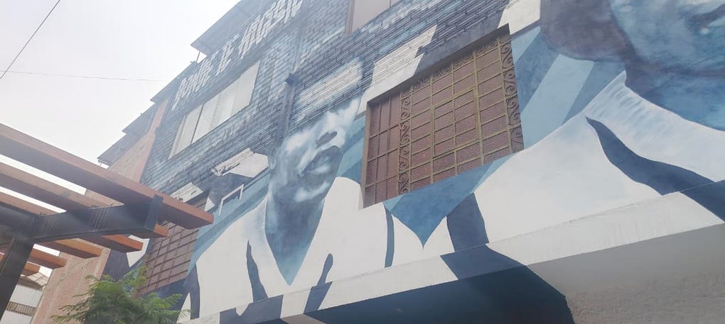 Este impresionante mural rinde homenaje a Teófilo Cubillas en el Caminito Íntimo.