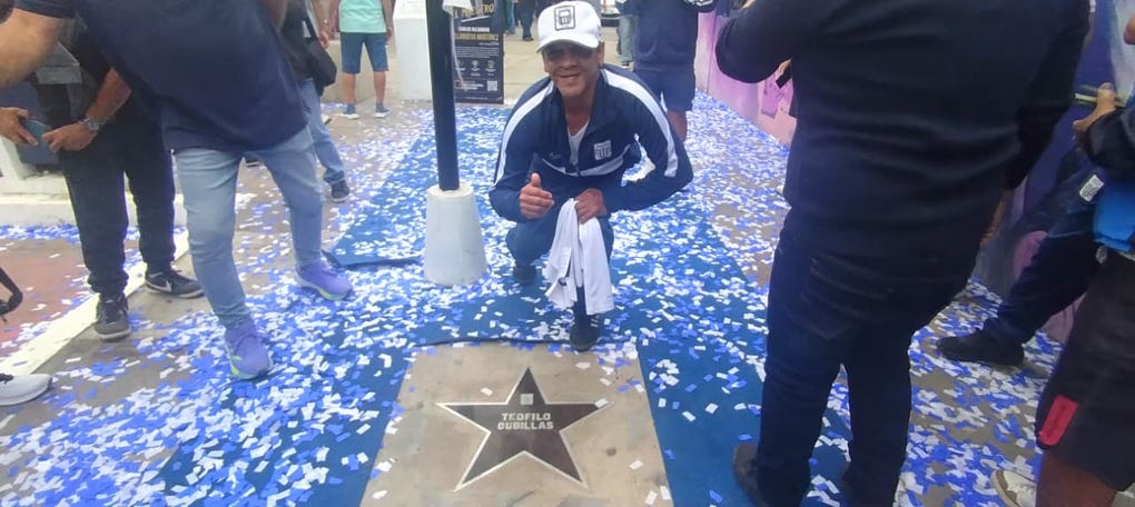Los hinchas aliancistas ya se toman fotografías con la estrella de su ídolo.