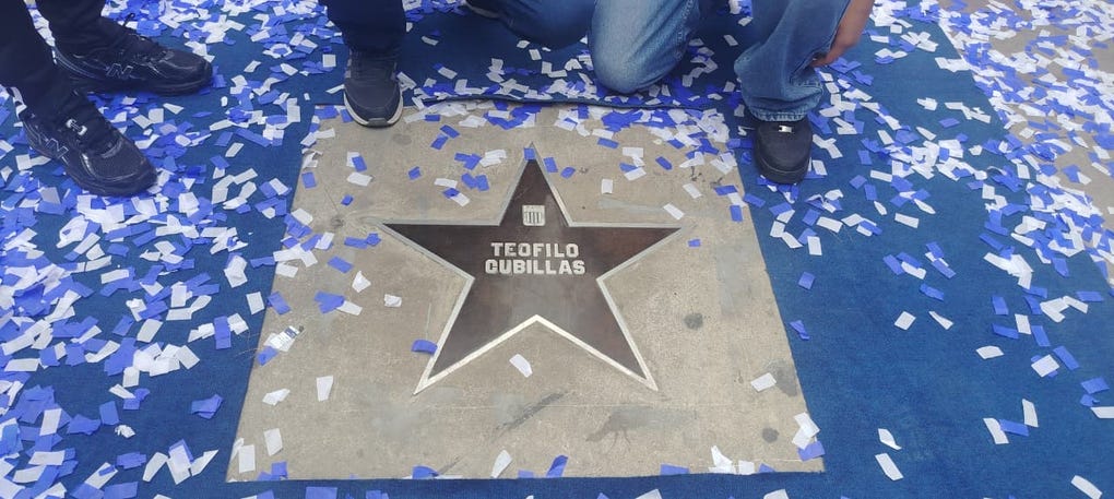 El astro peruano Teófilo Cubillas fue homenajeado este viernes por la Municipalidad de La Victoria y Alianza Lima. El popular ‘Nene’ desveló su estrella en el Boulevard Caminito Íntimo..