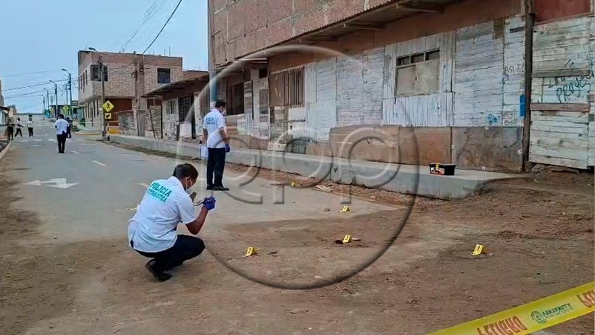 Los peritos hallaron hasta 13 casquillos de bala en la escena del crimen.