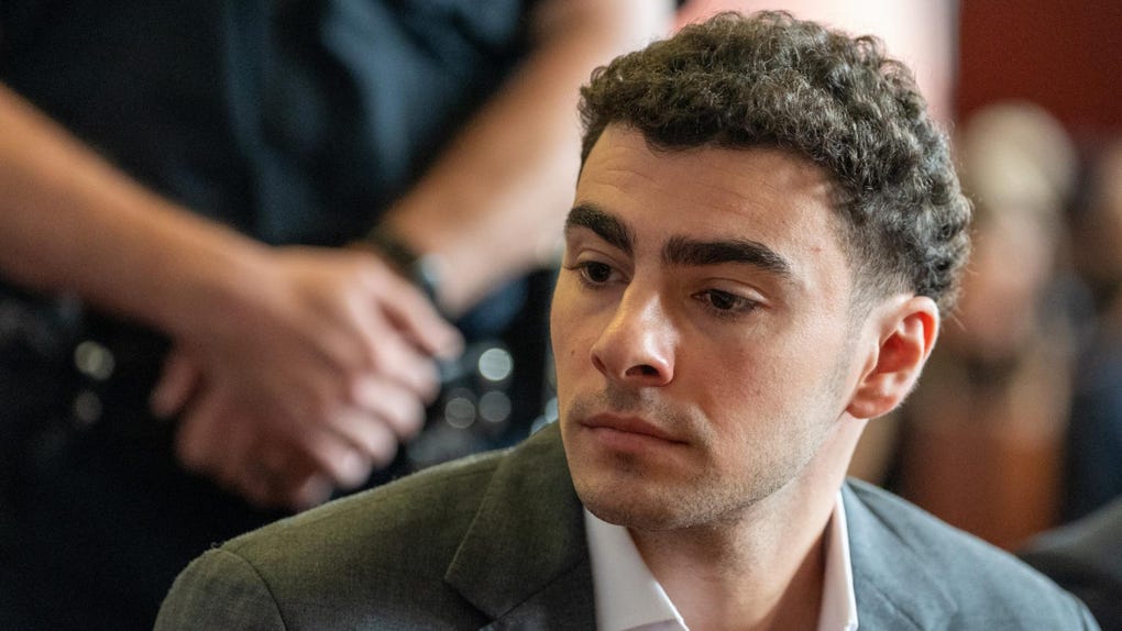 Según constató EFE en el tribunal, Mangione se mantuvo sereno durante la breve sesión, a la que asistieron familiares del fallecido.
