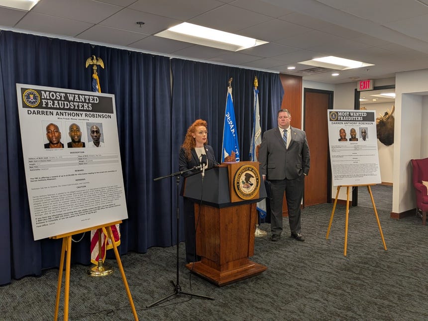 Conferencia del FBI anunciando la inclusión de Darren Robinson en la lista d elos más buscados. 