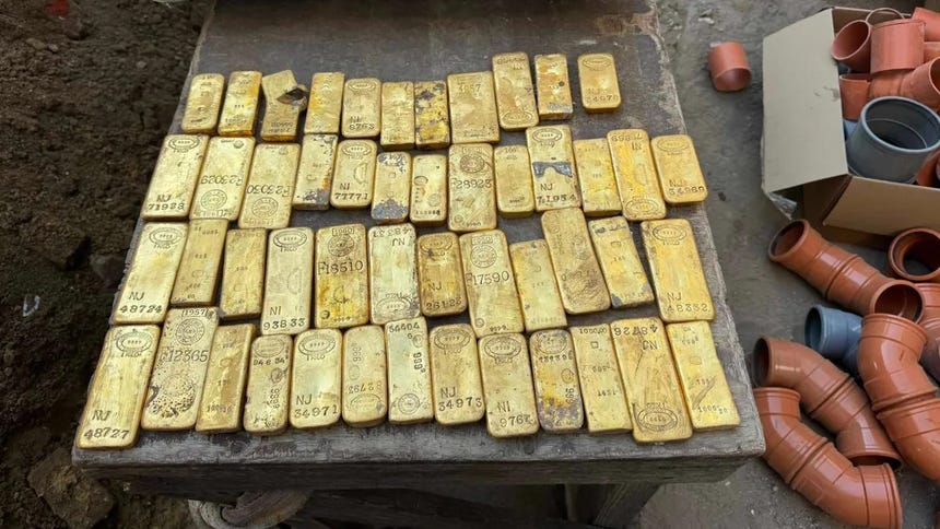 LIngotes númerados hallados en el cofre oculto en una pared de una casa en Bélgica.