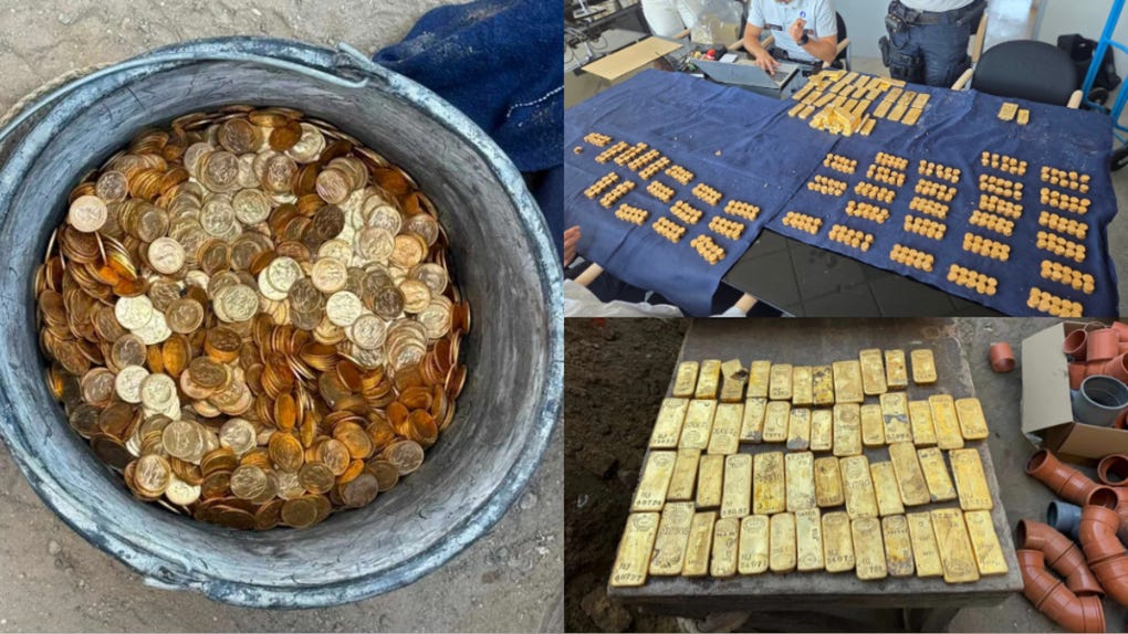El lote de monedas y lingotes de oro encontrados en una casa en Bélgica expuestos tras el hallazgo. 