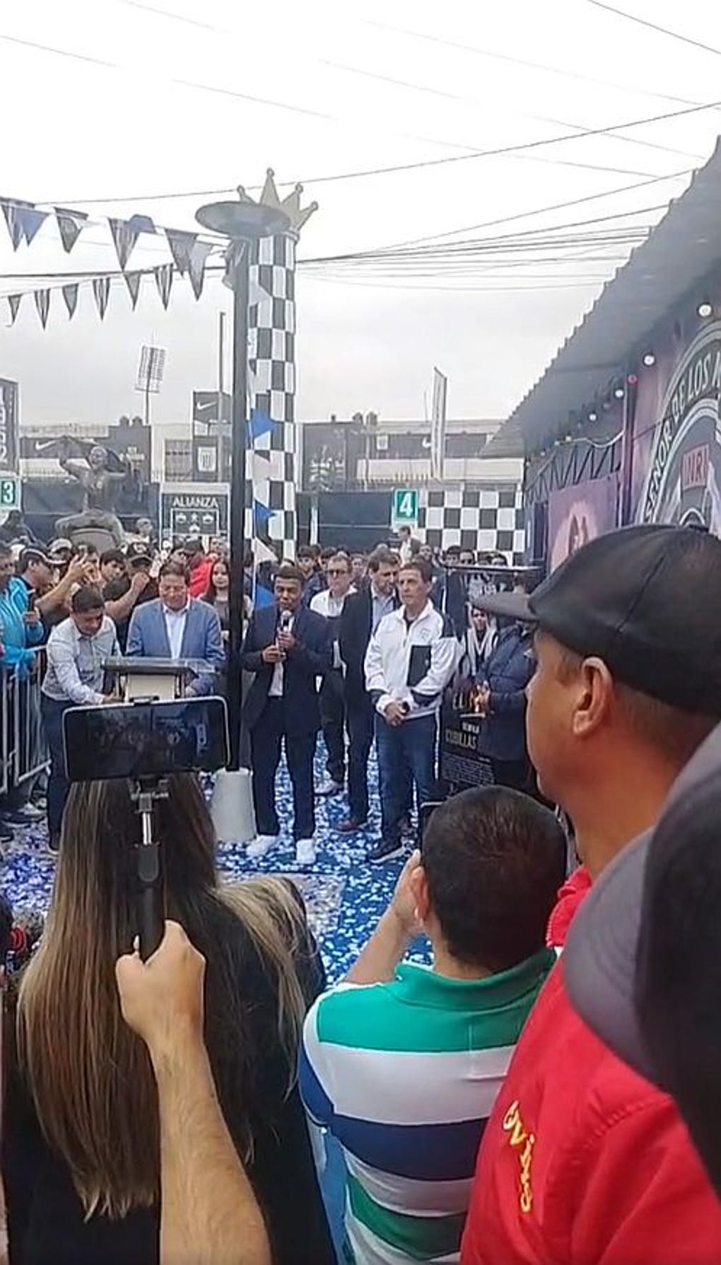 El alcalde de La Victoria condecoró a Cubillas con la máxima distinción distrital, la ‘Medalla de la Victoria’, en reconocimiento a su destacada trayectoria, sus logros deportivos y su contribución a la identidad y tradición deportiva que caracteriza al distrito.