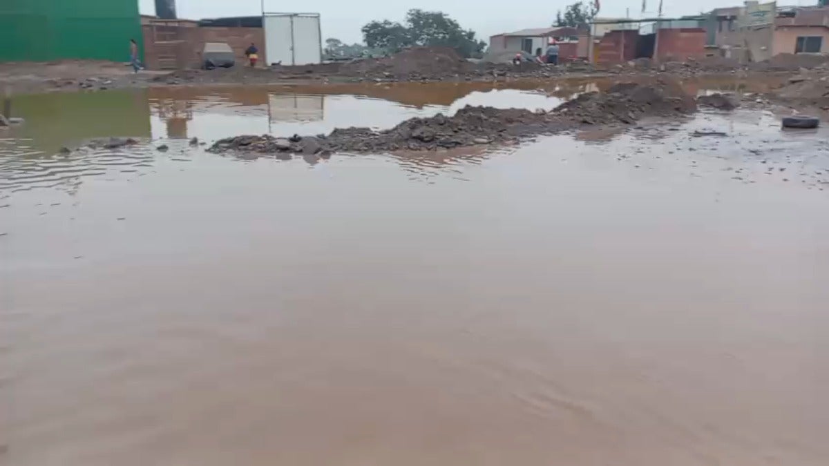Esta zona de Lomas de Carabayllo está totalmente inundado y vecinos están consternados