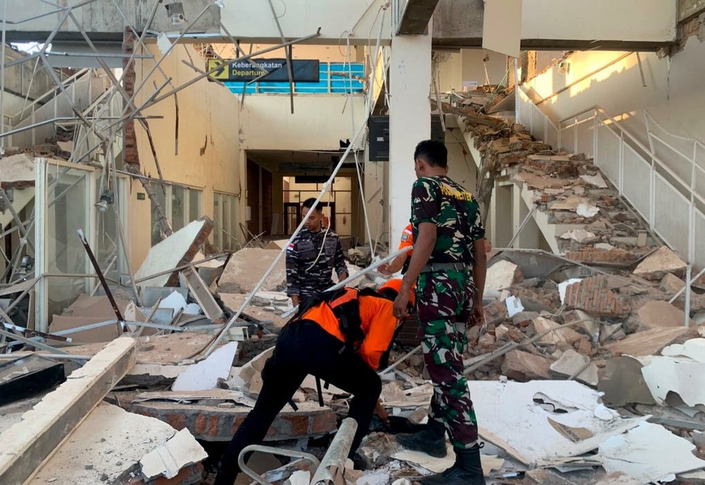 Más de medio centenar de viviendas de la isla han sufrido daños graves y se han registrado aludes en algunos puntos de Flores, según la BNPB. También resultó afectado el aeropuerto de la turística Komodo, si bien sigue operativo, dijo el ministro de Transportes, Dudy Purwagandhi.